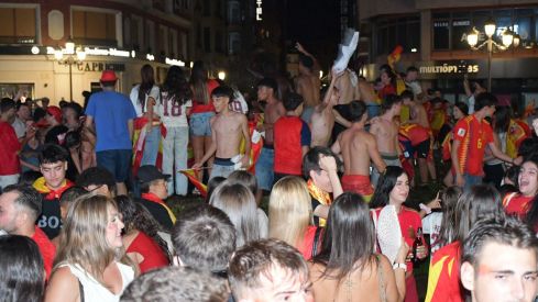Los ponferradinos salen a la calle para celebrar la victoria de españa en la plaza Lazúrtegui | Daniel Merino (InfoBierzo) Los ponferradinos salen a la calle para celebrar la victoria de españa en la plaza Lazúrtegui | Daniel Merino (InfoBierzo)