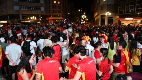 Los ponferradinos salen a la calle para celebrar la victoria de españa en la plaza Lazúrtegui | Daniel Merino (InfoBierzo) Los ponferradinos salen a la calle para celebrar la victoria de españa en la plaza Lazúrtegui | Daniel Merino (InfoBierzo)
