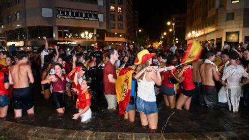 Los ponferradinos salen a la calle para celebrar la victoria de españa en la plaza Lazúrtegui | Daniel Merino (InfoBierzo) Los ponferradinos salen a la calle para celebrar la victoria de españa en la plaza Lazúrtegui | Daniel Merino (InfoBierzo)