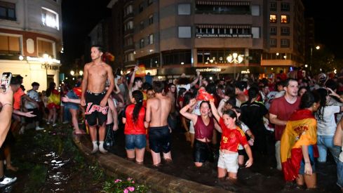Los ponferradinos salen a la calle para celebrar la victoria de españa en la plaza Lazúrtegui | Daniel Merino (InfoBierzo) Los ponferradinos salen a la calle para celebrar la victoria de españa en la plaza Lazúrtegui | Daniel Merino (InfoBierzo)