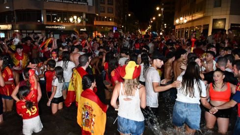 Los ponferradinos salen a la calle para celebrar la victoria de españa en la plaza Lazúrtegui | Daniel Merino (InfoBierzo) Los ponferradinos salen a la calle para celebrar la victoria de españa en la plaza Lazúrtegui | Daniel Merino (InfoBierzo)