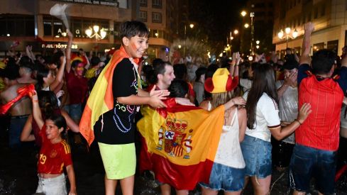 Los ponferradinos salen a la calle para celebrar la victoria de españa en la plaza Lazúrtegui | Daniel Merino (InfoBierzo) Los ponferradinos salen a la calle para celebrar la victoria de españa en la plaza Lazúrtegui | Daniel Merino (InfoBierzo)