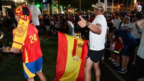 Los ponferradinos salen a la calle para celebrar la victoria de españa en la plaza Lazúrtegui | Daniel Merino (InfoBierzo) Los ponferradinos salen a la calle para celebrar la victoria de españa en la plaza Lazúrtegui | Daniel Merino (InfoBierzo)