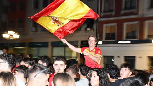 Los ponferradinos salen a la calle para celebrar la victoria de españa en la plaza Lazúrtegui | Daniel Merino (InfoBierzo) Los ponferradinos salen a la calle para celebrar la victoria de españa en la plaza Lazúrtegui | Daniel Merino (InfoBierzo)