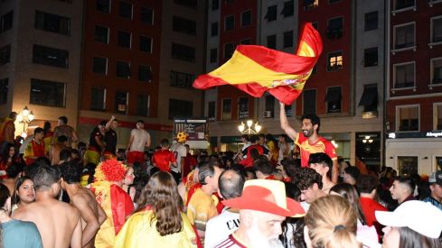 Los ponferradinos salen a la calle para celebrar la victoria de españa en la plaza Lazúrtegui | Daniel Merino (InfoBierzo) Los ponferradinos salen a la calle para celebrar la victoria de españa en la plaza Lazúrtegui | Daniel Merino (InfoBierzo)