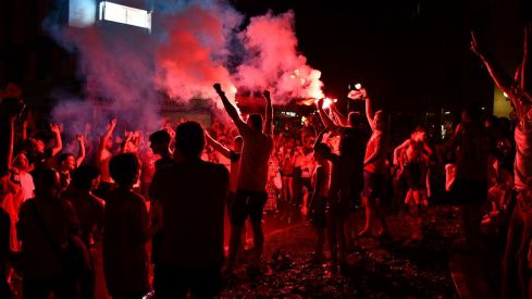 Los ponferradinos salen a la calle para celebrar la victoria de españa en la plaza Lazúrtegui | Daniel Merino (InfoBierzo) Los ponferradinos salen a la calle para celebrar la victoria de españa en la plaza Lazúrtegui | Daniel Merino (InfoBierzo)