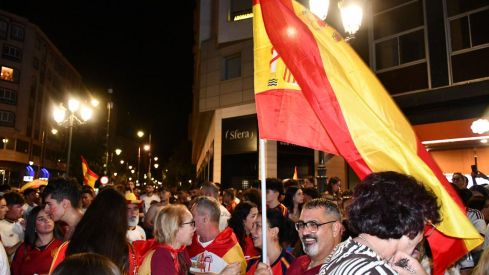 Los ponferradinos salen a la calle para celebrar la victoria de españa en la plaza Lazúrtegui | Daniel Merino (InfoBierzo) Los ponferradinos salen a la calle para celebrar la victoria de españa en la plaza Lazúrtegui | Daniel Merino (InfoBierzo)