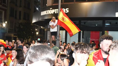 Los ponferradinos salen a la calle para celebrar la victoria de españa en la plaza Lazúrtegui | Daniel Merino (InfoBierzo) Los ponferradinos salen a la calle para celebrar la victoria de españa en la plaza Lazúrtegui | Daniel Merino (InfoBierzo)