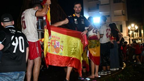 Los ponferradinos salen a la calle para celebrar la victoria de españa en la plaza Lazúrtegui | Daniel Merino (InfoBierzo) Los ponferradinos salen a la calle para celebrar la victoria de españa en la plaza Lazúrtegui | Daniel Merino (InfoBierzo)