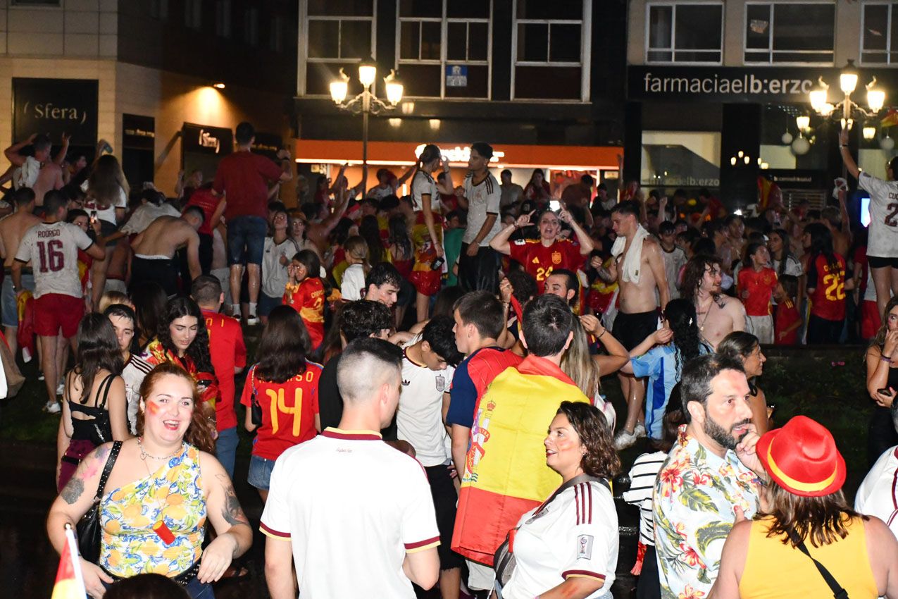 Ponferrada se reúne en la Plaza de Lazúrtegui para celebrar el triunfo de España sobre Argentina | Daniel Merino Ponferrada se reúne en la Plaza de Lazúrtegui para celebrar el triunfo de España sobre Argentina | Daniel Merino
