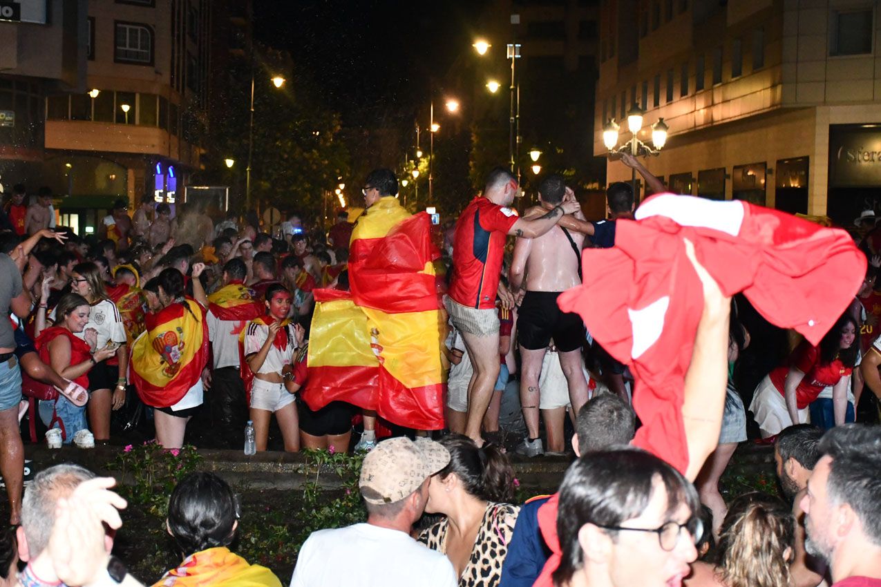 Los ponferradinos salen a la calle para celebrar la victoria de españa en la plaza Lazúrtegui | Daniel Merino (InfoBierzo)