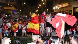Los ponferradinos salen a la calle para celebrar la victoria de españa en la plaza Lazúrtegui | Daniel Merino (InfoBierzo) Los ponferradinos salen a la calle para celebrar la victoria de españa en la plaza Lazúrtegui | Daniel Merino (InfoBierzo)