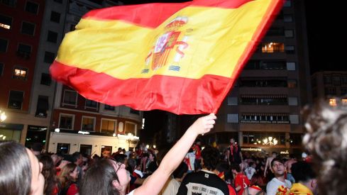 Los ponferradinos salen a la calle para celebrar la victoria de españa en la plaza Lazúrtegui | Daniel Merino (InfoBierzo) Los ponferradinos salen a la calle para celebrar la victoria de españa en la plaza Lazúrtegui | Daniel Merino (InfoBierzo)