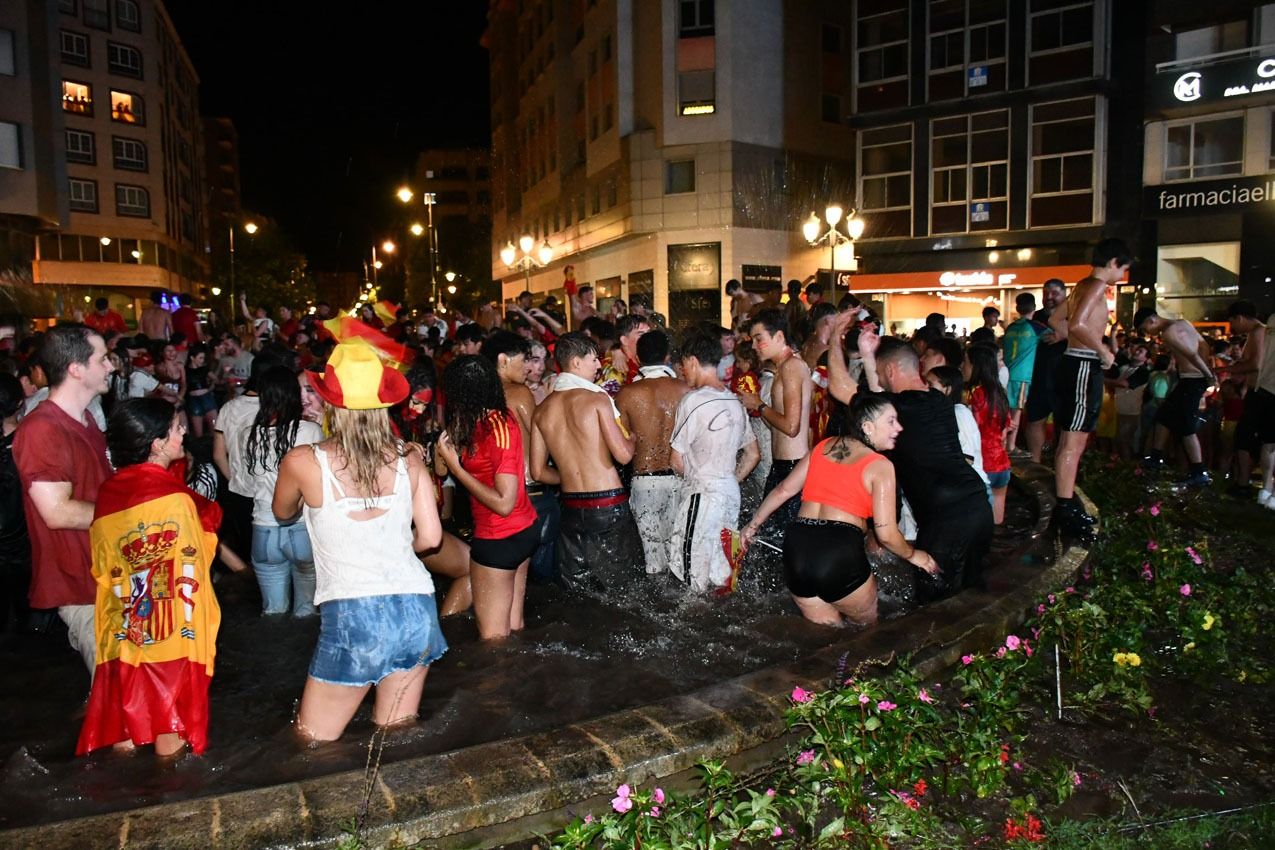 Ponferrada se reúne en la Plaza de Lazúrtegui para celebrar el triunfo de España sobre Argentina | Daniel Merino Ponferrada se reúne en la Plaza de Lazúrtegui para celebrar el triunfo de España sobre Argentina | Daniel Merino