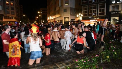 Ponferrada se reúne en la Plaza de Lazúrtegui para celebrar el triunfo de España sobre Argentina | Daniel Merino Ponferrada se reúne en la Plaza de Lazúrtegui para celebrar el triunfo de España sobre Argentina | Daniel Merino