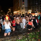 Ponferrada se reúne en la Plaza de Lazúrtegui para celebrar el triunfo de España sobre Argentina | Daniel Merino Ponferrada se reúne en la Plaza de Lazúrtegui para celebrar el triunfo de España sobre Argentina | Daniel Merino