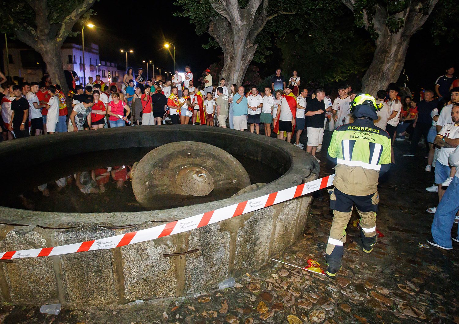 ICAL / ICAL . Un bombero precinta la fuente de la Glorieta del Árbol Gordo, en Ciudad Rodrigo, donde se produjo el trágico suceso que dejó una persona fallecida y otra herida. ICAL / ICAL . Un bombero precinta la fuente de la Glorieta del Árbol Gordo, en Ciudad Rodrigo, donde se produjo el trágico suceso que dejó una persona fallecida y otra herida.