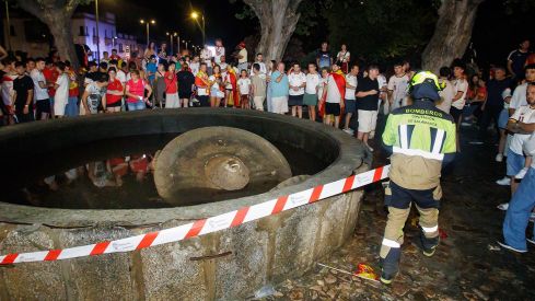 ICAL / ICAL . Un bombero precinta la fuente de la Glorieta del Árbol Gordo, en Ciudad Rodrigo, donde se produjo el trágico suceso que dejó una persona fallecida y otra herida. ICAL / ICAL . Un bombero precinta la fuente de la Glorieta del Árbol Gordo, en Ciudad Rodrigo, donde se produjo el trágico suceso que dejó una persona fallecida y otra herida.