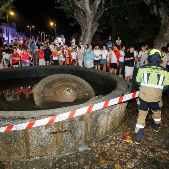 ICAL / ICAL . Un bombero precinta la fuente de la Glorieta del Árbol Gordo, en Ciudad Rodrigo, donde se produjo el trágico suceso que dejó una persona fallecida y otra herida. ICAL / ICAL . Un bombero precinta la fuente de la Glorieta del Árbol Gordo, en Ciudad Rodrigo, donde se produjo el trágico suceso que dejó una persona fallecida y otra herida.