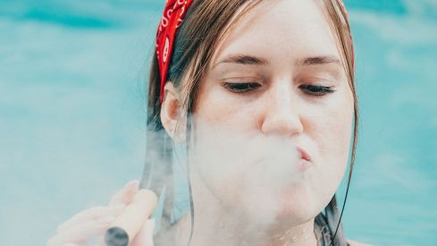 Vaper en una piscina imagen istock autor Natali Shuvalova