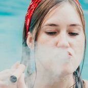 Vaper en una piscina imagen istock autor Natali Shuvalova