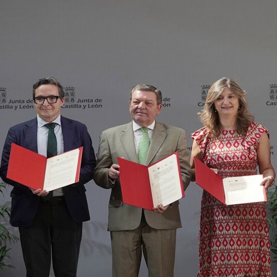 Luis Miguel González Gago y los rectores de las cuatro universidades públicas de CyL firman el protocolo general de actuación para el impulso de actuaciones referidas a la ciudadanía castellana y leonesa en el exterior | Rubén Cacho  / ICAL