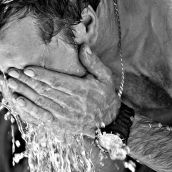 Un hombre se refresca del calor Canva Un hombre se refresca del calor Canva