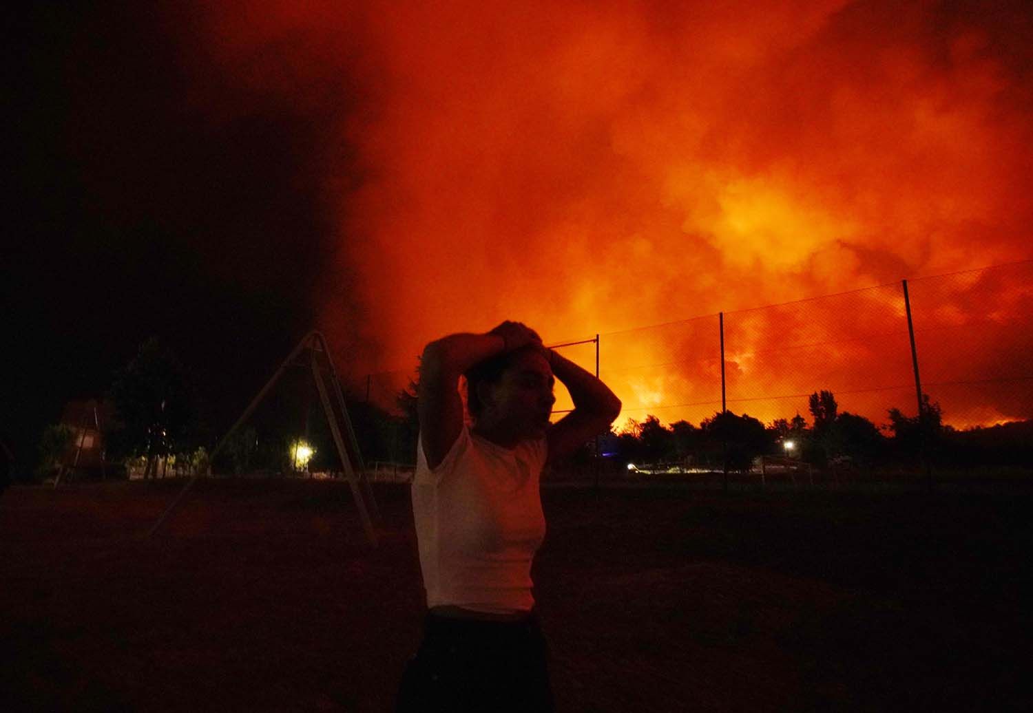 La localidad de Turienzo Castañero asediada por el fuego César Sánchez ICAL (6) La localidad de Turienzo Castañero asediada por el fuego César Sánchez ICAL (6)
