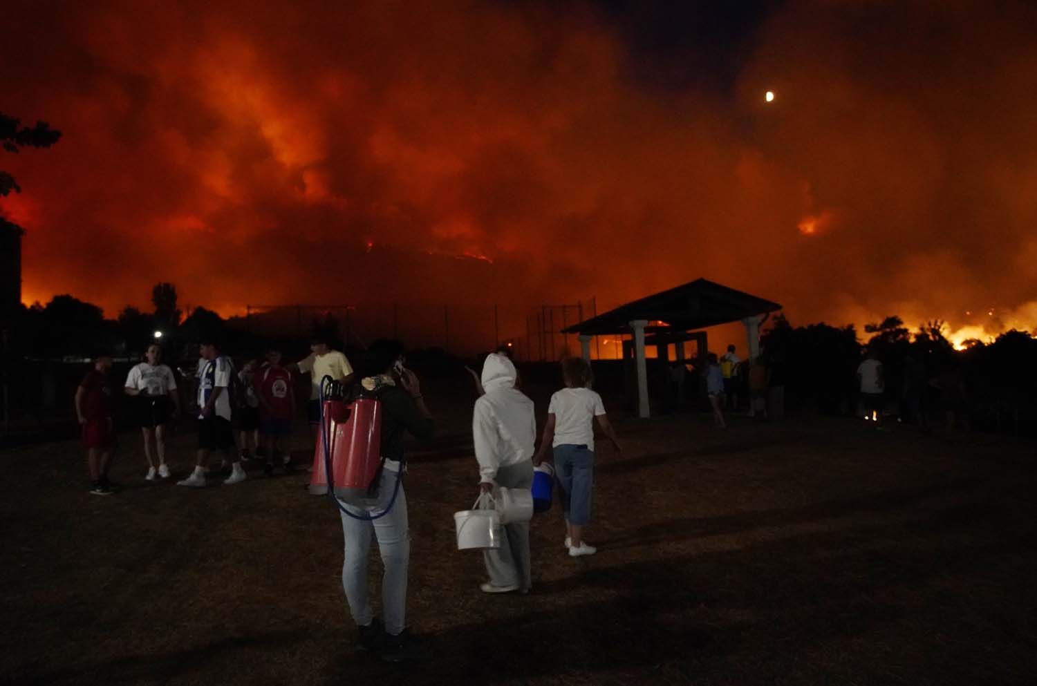 La localidad de Turienzo Castañero asediada por el fuego César Sánchez ICAL (7) La localidad de Turienzo Castañero asediada por el fuego César Sánchez ICAL (7)