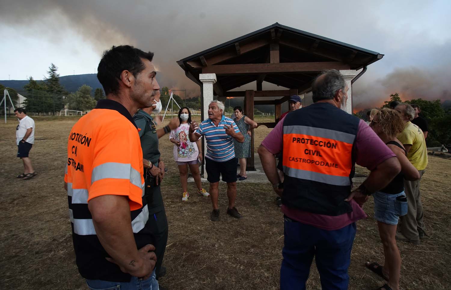La localidad de Turienzo Castañero asediada por el fuego César Sánchez ICAL (8) La localidad de Turienzo Castañero asediada por el fuego César Sánchez ICAL (8)