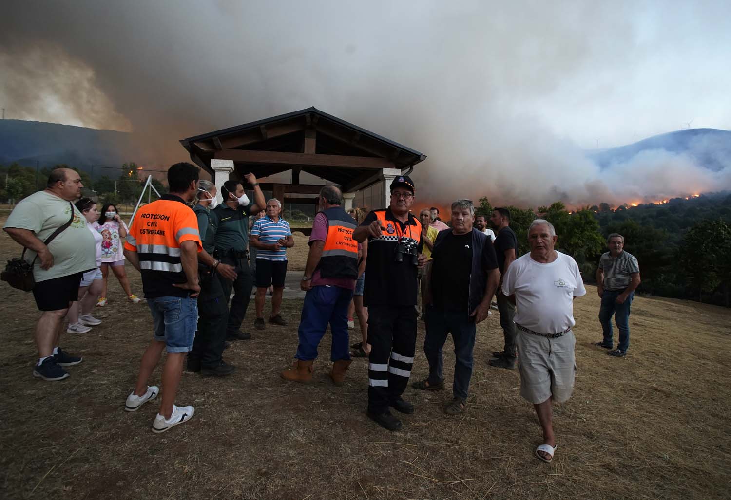 La localidad de Turienzo Castañero asediada por el fuego César Sánchez ICAL (9) La localidad de Turienzo Castañero asediada por el fuego César Sánchez ICAL (9)