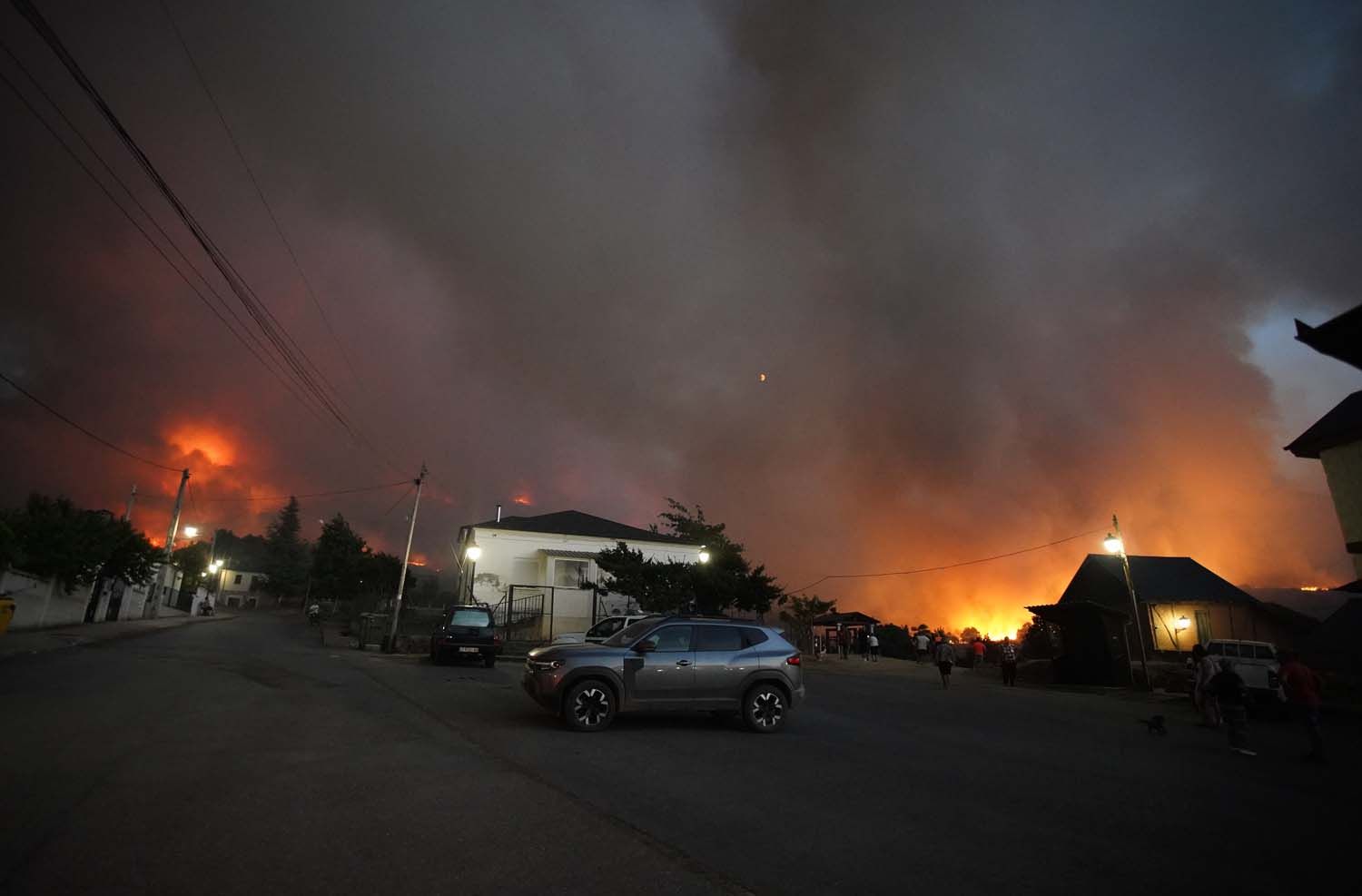 La localidad de Turienzo Castañero asediada por el fuego César Sánchez ICAL (11) La localidad de Turienzo Castañero asediada por el fuego César Sánchez ICAL (11)