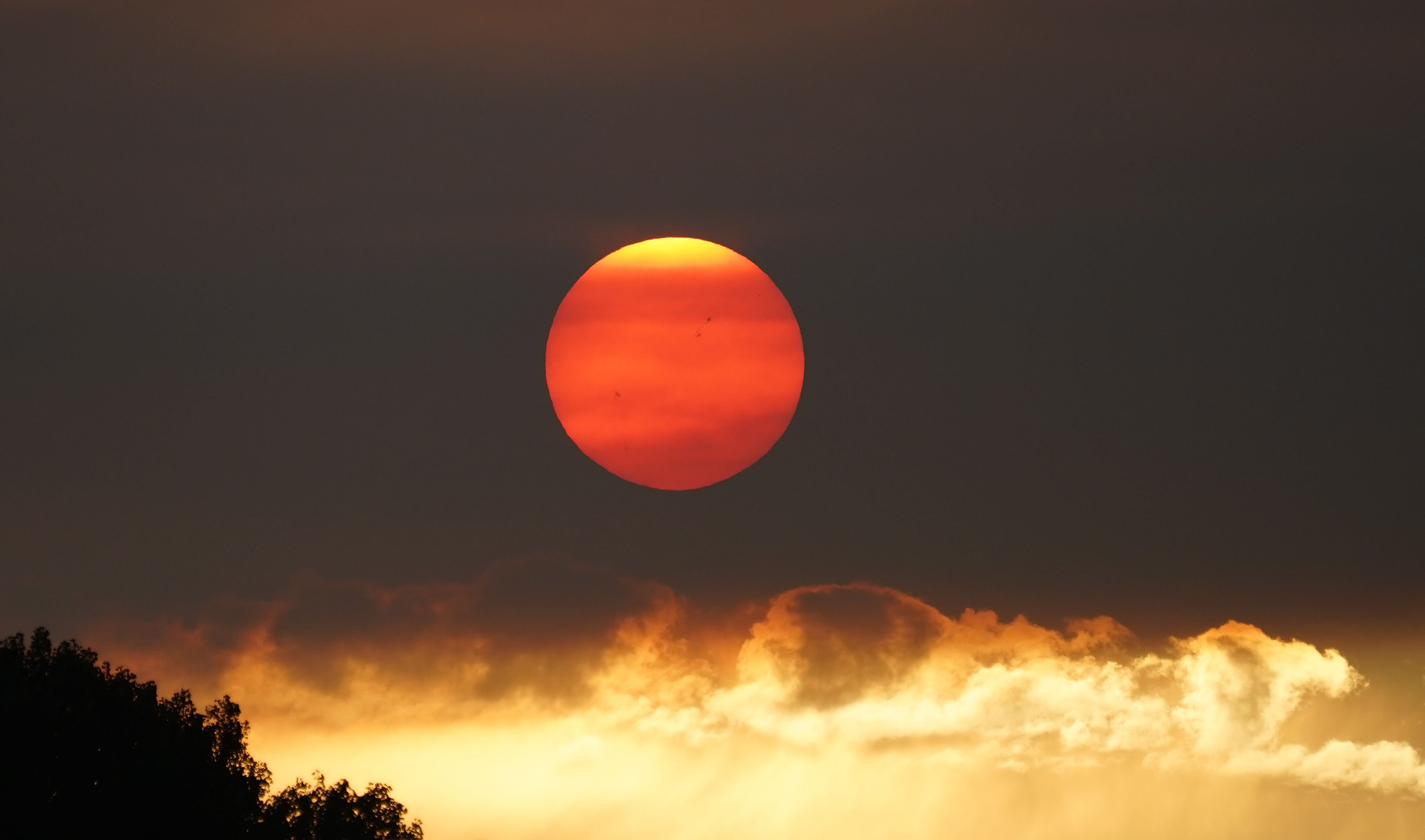 El sol enrojecido por el humo del incendio de Castropodame El sol enrojecido por el humo del incendio de Castropodame