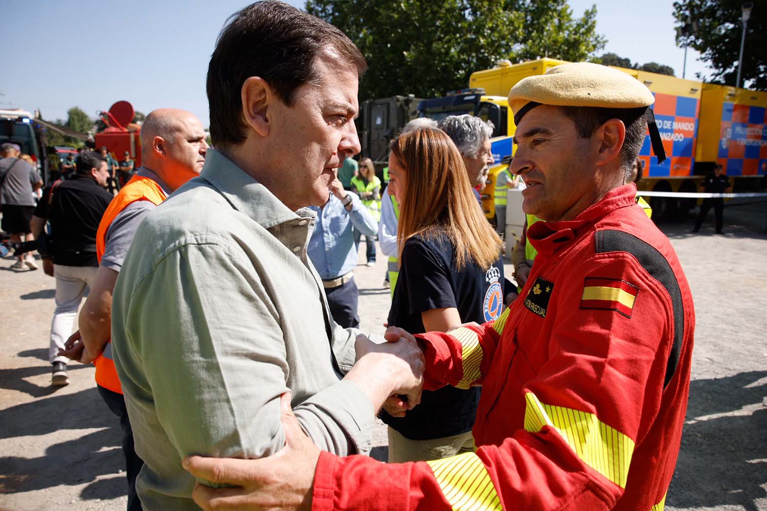 Mañueco en la zona afectada por los incendios de Ávila Rmstudios Mañueco en la zona afectada por los incendios de Ávila Rmstudios