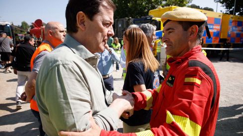 Mañueco en la zona afectada por los incendios de Ávila Rmstudios Mañueco en la zona afectada por los incendios de Ávila Rmstudios