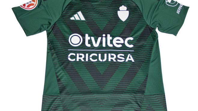 Nueva camiseta de la Ponferradina (Twitter @SDP 1922) (2)