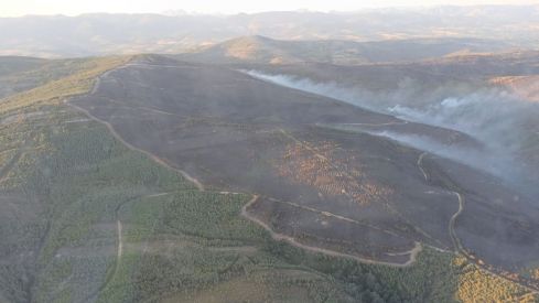 Vista aérea del incendio de Murias de Ponjos Brif Tabuyo