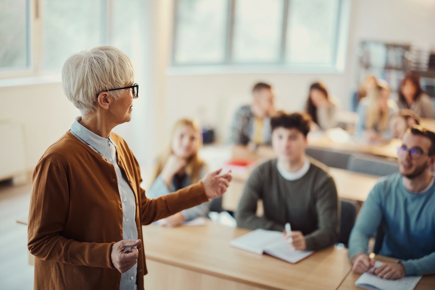 Docente en un colegio imagen istock autor skynesher