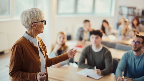 Docente en un colegio imagen istock autor skynesher