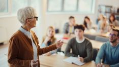 Docente en un colegio imagen istock autor skynesher