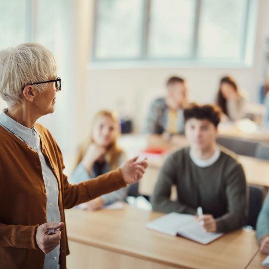 Docente en un colegio imagen istock autor skynesher