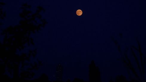 César Sánchez / ICAL. Luna llena teñida de rojo por la calima y el humo de los incendios vista desde El Bierzo