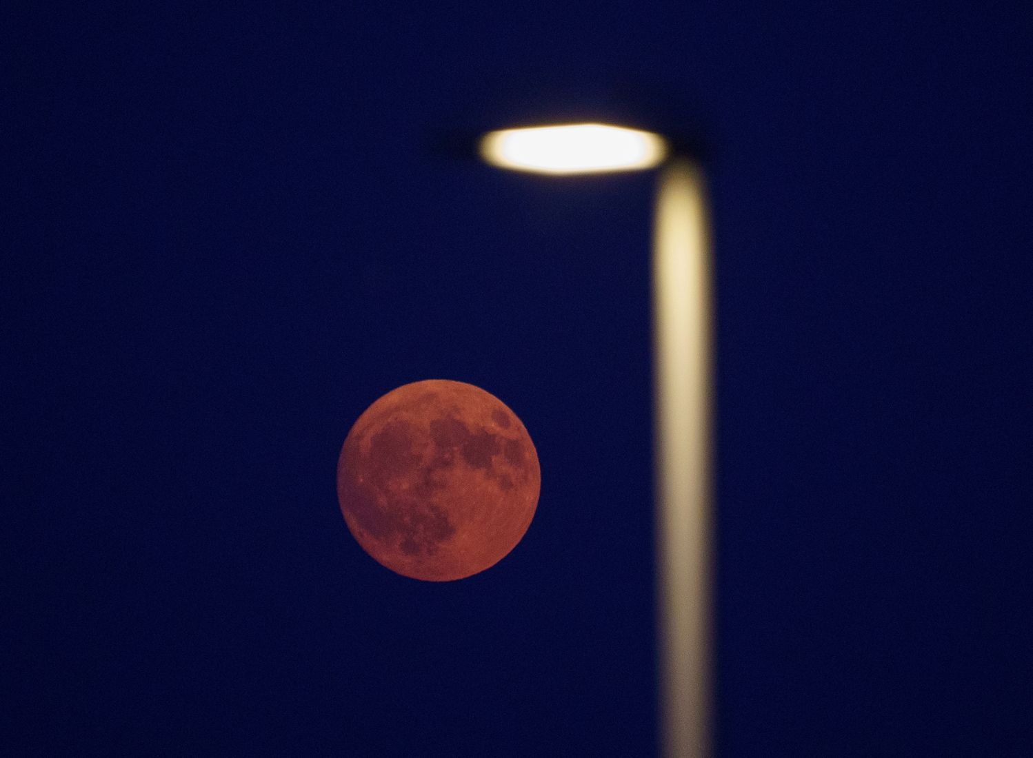 César Sánchez / ICAL. Luna llena teñida de rojo por la calima y el humo de los incendios vista desde El Bierzo