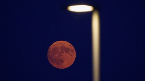 César Sánchez / ICAL. Luna llena teñida de rojo por la calima y el humo de los incendios vista desde El Bierzo