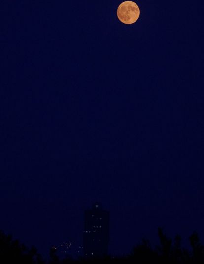 César Sánchez / ICAL. Luna llena teñida de rojo por la calima y el humo de los incendios vista desde El Bierzo