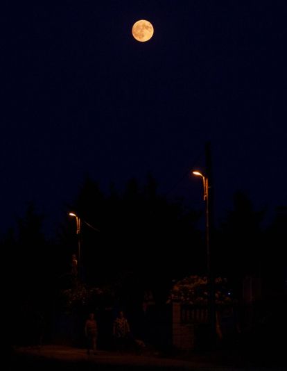 César Sánchez / ICAL. Luna llena teñida de rojo por la calima y el humo de los incendios vista desde El Bierzo