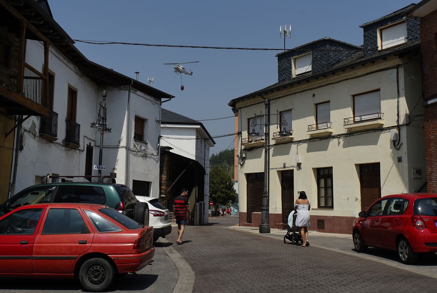 Varios helicópteros participan en la extinción de un incendio en Vega de Espinareda (1) | Foto: César Sánchez, ICAL