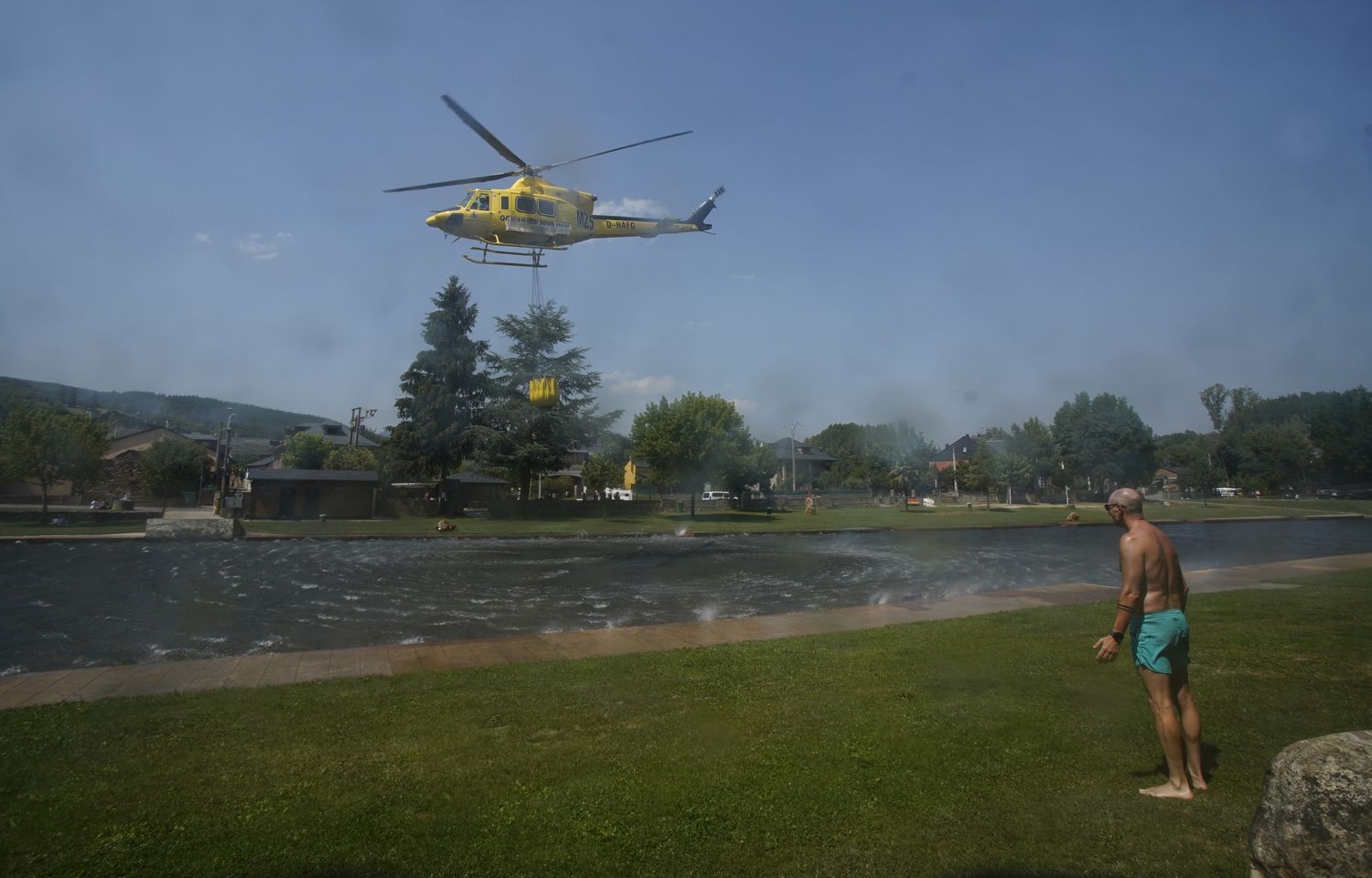 Varios helicópteros participan en la extinción de un incendio en Vega de Espinareda (2) | Foto: César Sánchez, ICAL