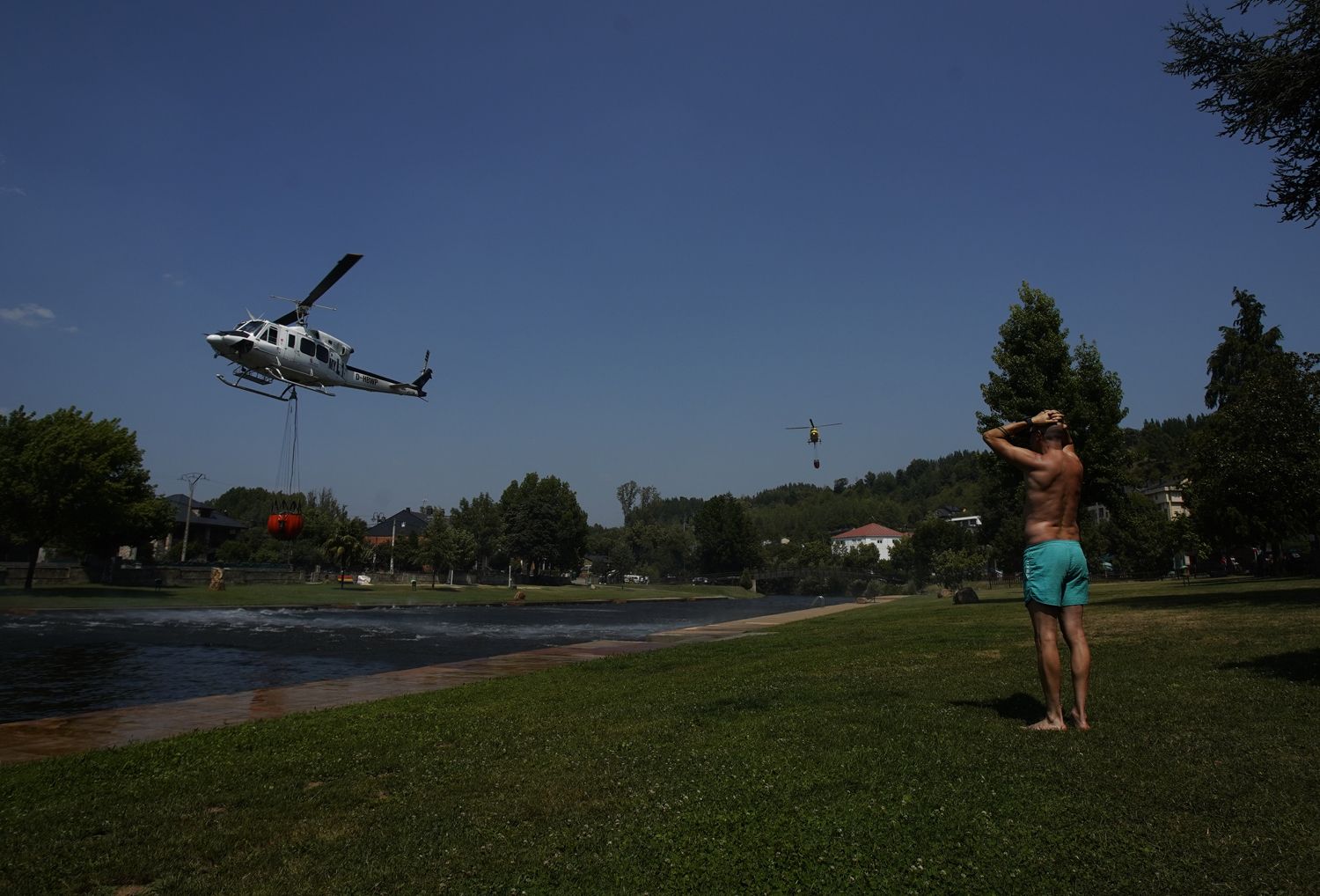 Varios helicópteros participan en la extinción de un incendio en Vega de Espinareda (3) | Foto: César Sánchez, ICAL