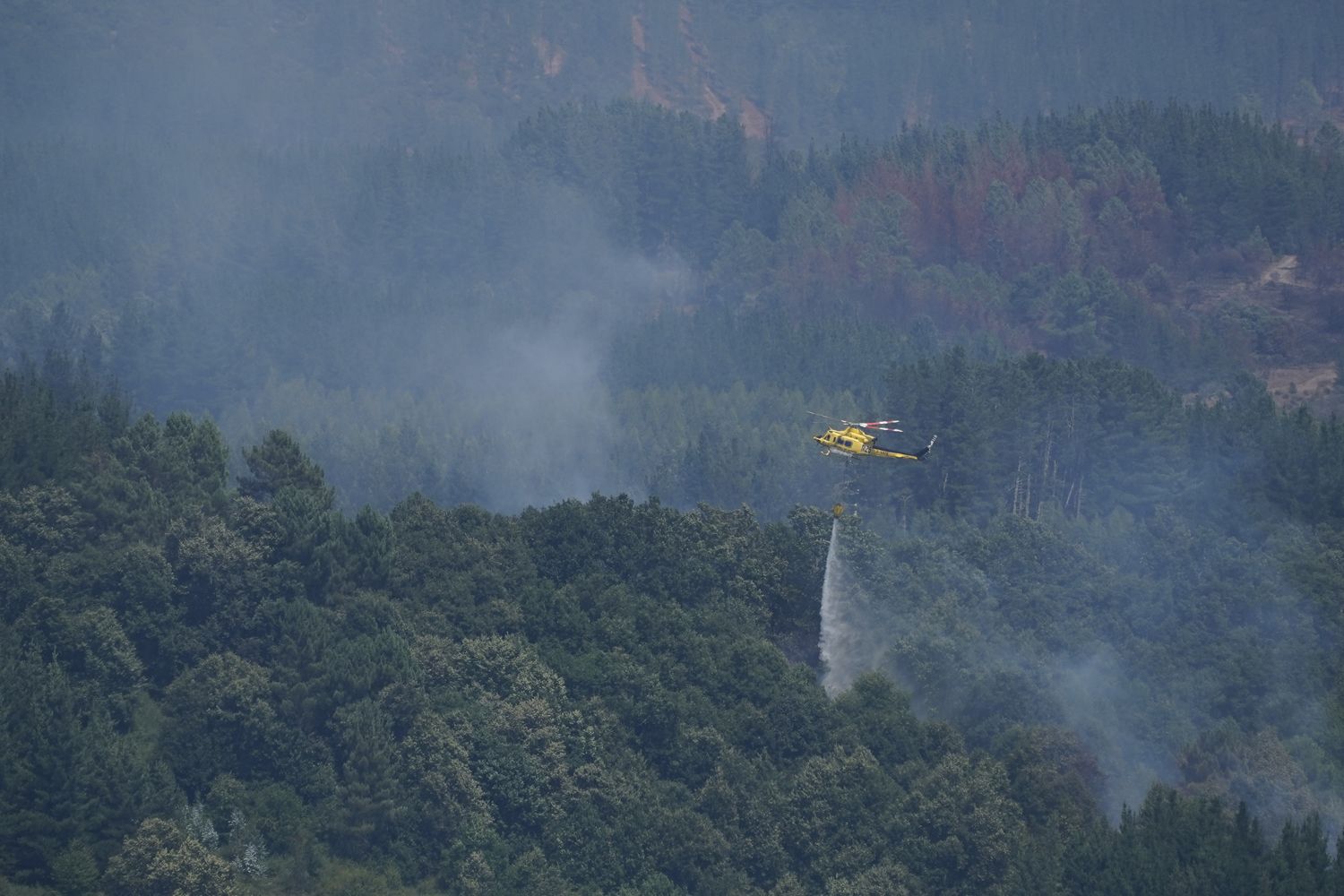 Varios helicópteros participan en la extinción de un incendio en Vega de Espinareda (5) | Foto: César Sánchez, ICAL